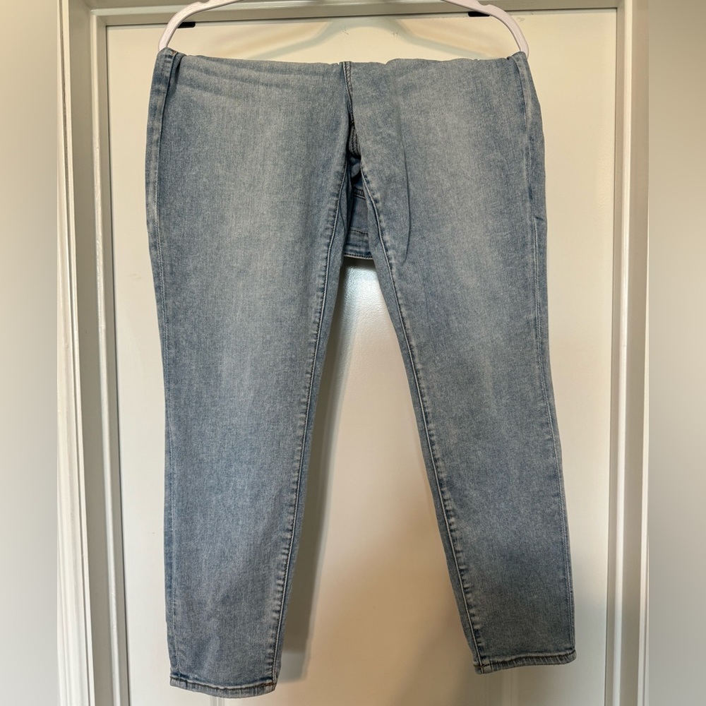 Women’s Light Denim Blue jeans